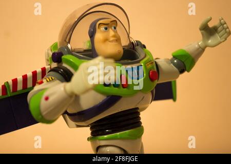 AVOLA, ITALIEN - 22. Mär 2021: Blick auf das Original-Spielzeug Buzz Lightyear aus dem Actionfilm Toy Story, aufrecht stehend auf einem Holztisch und mit seinem Stockfoto