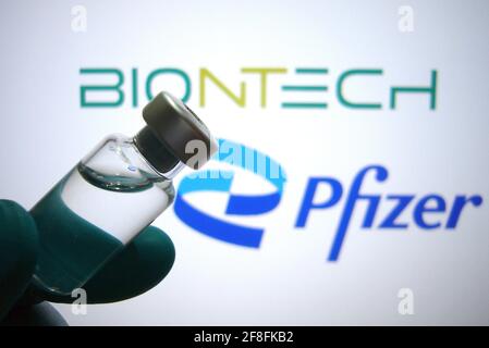 Hair, Deutschland. April 2021. Themenbild BioNTech Pfizer-Impfstoff. Impfstoffbox mit Impfstoff. Credit: dpa/Alamy Live News Stockfoto