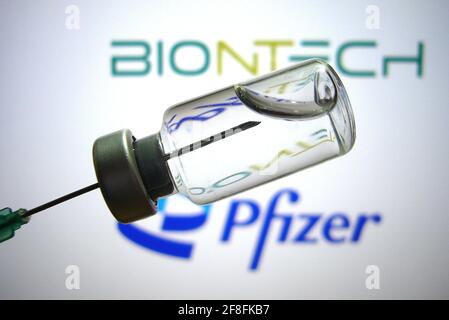 Hair, Deutschland. April 2021. Themenbild BioNTech Pfizer-Impfstoff. Einwegspritze und Impfbox mit Impfstoff zur Injektion mit einer Kanüle. Impfspritze Quelle: dpa/Alamy Live News Stockfoto