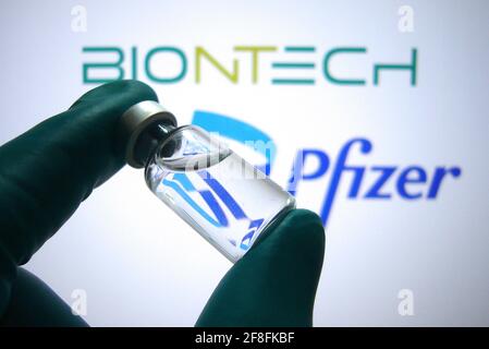 Hair, Deutschland. April 2021. Themenbild BioNTech Pfizer-Impfstoff. Impfstoffbox mit Impfstoff. Credit: dpa/Alamy Live News Stockfoto