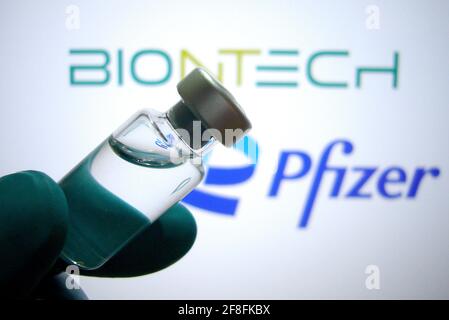 Hair, Deutschland. April 2021. Themenbild BioNTech Pfizer-Impfstoff. Impfstoffbox mit Impfstoff. Credit: dpa/Alamy Live News Stockfoto