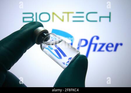 Hair, Deutschland. April 2021. Themenbild BioNTech Pfizer-Impfstoff. Impfstoffbox mit Impfstoff. Credit: dpa/Alamy Live News Stockfoto