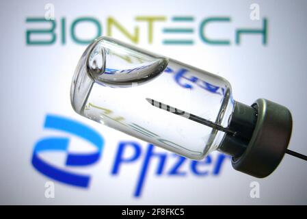 Hair, Deutschland. April 2021. Themenbild BioNTech Pfizer-Impfstoff. Einwegspritze und Impfbox mit Impfstoff zur Injektion mit einer Kanüle. Impfspritze Quelle: dpa/Alamy Live News Stockfoto