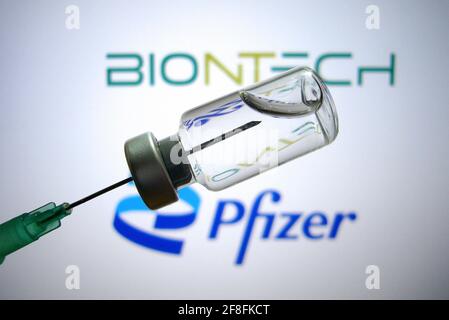 Hair, Deutschland. April 2021. Themenbild BioNTech Pfizer-Impfstoff. Einwegspritze und Impfbox mit Impfstoff zur Injektion mit einer Kanüle. Impfspritze Quelle: dpa/Alamy Live News Stockfoto