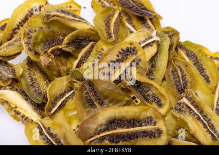 Getrocknete Kiwi-Fruchtscheiben. Perfekt als Snack, zusätzlich zu Eis und anderen Desserts. Stockfoto