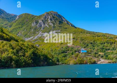 Schöne Landschaft von Koman See in Albanien Stockfoto