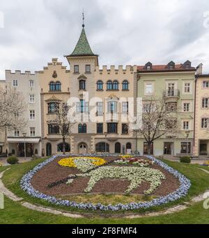 Rathaus (Municipio) und Wappen mit Blumen von Brixen - Brixen. Trentino-Südtirol Südtirol, Südtirol, Italien. Stockfoto