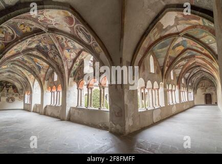 Kreuzgang mit Fresken des Doms Duomo Santa Maria Assunta (deutsch: Dom Mariae Aufnahme in den Himmel und St. Kassian) von Brixen - Stockfoto