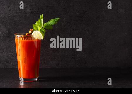 Bloody Mary Cocktail in Glas auf schwarzem Hintergrund Stockfoto
