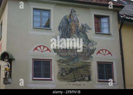 Wandbild mit gemeißelten Figuren und Tromp L'oeil Fenstern auf Haus, Landsberg am Lech, Bayern, Deutschland Stockfoto