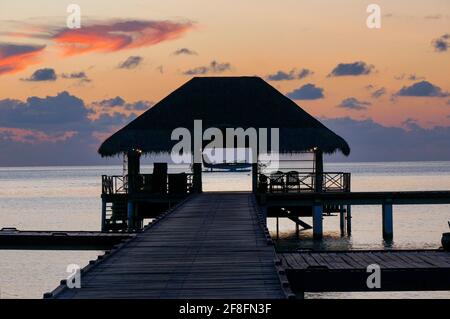 Wasserflugzeug auf der maledivischen Lagune bei Sonnenuntergang. Luxuriöses Reisekonzept Stockfoto