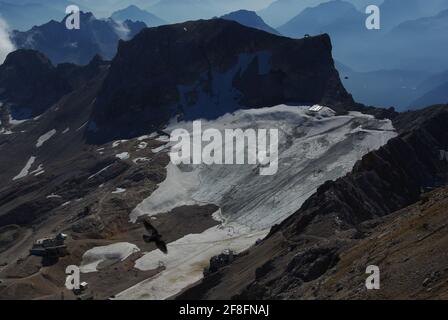 Blick vom höchsten Berg Deutschlands, der Zusatzspitze 9,718 ft (2,962 m.), Wettersteingebirge, Alpen Stockfoto