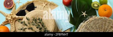 Sommer-Accessoires und medizinische Maske auf blauem Hintergrund Stockfoto