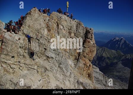 Blick auf den Gipfel des höchsten Bergs Deutschlands, der Zusatz 9,7718 ft (2,962 m.), Wettersteingebirge, Alpen Stockfoto