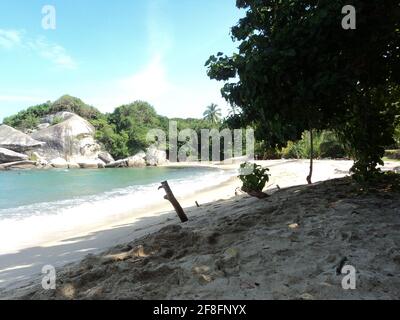 Schöner sonniger Morgen an einem Sandstrand in Tayrona National Park im Norden Kolumbiens Stockfoto