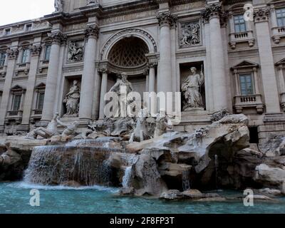 Atemberaubender Trevi-Brunnen in Rom, Italien mit erstaunlicher Architektur und sauberem Wasser Stockfoto