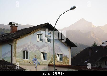 Alpine Wandmalerei auf Haus, Garmisch-Partienkirchen, Deutschland Stockfoto