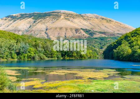 Die Berge spiegeln sich auf einem Damm in der Nähe von Blue Eye Frühling in Albanien Stockfoto