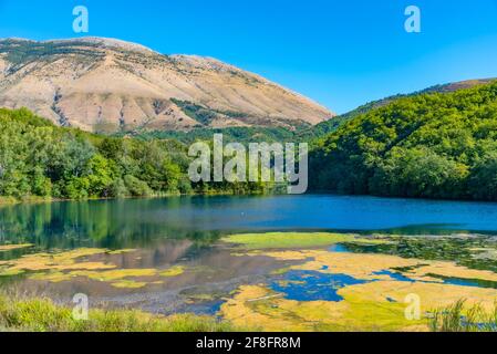 Die Berge spiegeln sich auf einem Damm in der Nähe von Blue Eye Frühling in Albanien Stockfoto