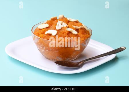 Indische traditionelle süße, Grieß Suji Halwa Sweet Rava Sheera ODER Shira Festival süß garniert mit trockenen Früchten Teller oder Schüssel, indische Dessert Stockfoto