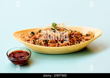 Gemüse Hakka Noodles oder Manchurian Hakka oder Schezwan Noodles oder Chow mein indochinesisches Essen in einer Schüssel serviert indische chinesische Küche, Stockfoto