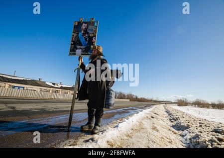 März 2021 - Kholmogory. Russische religiöse Prozession. Wanderer mit einem Schwert und einer Ikone des Zaren Nikolaus II. Russland, Region Archangelsk Stockfoto