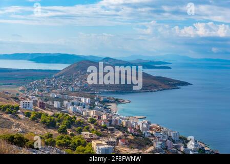 Luftaufnahme der zerklüfteten Küste von Sarande in Albanien Stockfoto