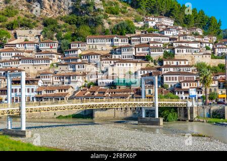 Gorica Brücke über den Osum Fluss in Berat, Albanien Stockfoto