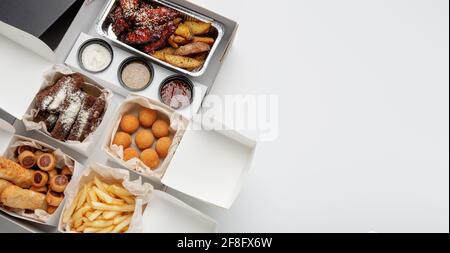 Fastfood-Menü und Snacks, Lieferung zum Kunden nach Hause während COVID-19 Ausbruch Stockfoto