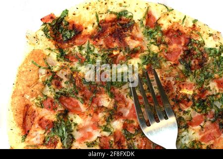 Südindische Küche Uttapam Ooththappam, Rava Uttapam, Uttapa oder Uttappa Südindische köstliche scharfe Frühstück Snack Coconut Chutney und Sambar Stockfoto