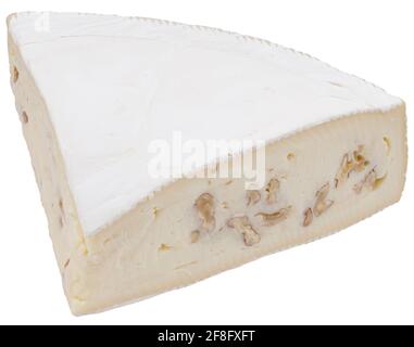 Stück köstlicher Brie-Käse mit Walnüssen auf Weiß isoliert. Stockfoto