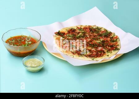 Südindische Küche Uttapam, auch bekannt als Ooththappam, Rava Uttapam, Uttapa oder Uthappa ist ein beliebter südindischer leckerer würziger Frühstückssnack, der mit Coconut Chutney und Sambar serviert wird Stockfoto