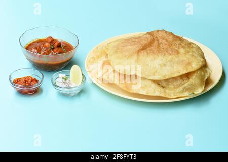 Indische Gericht scharfe Chick Peas Curry Chole Bhatura und Chana Masala oder Chole oder Kichererbsen Masala Curry, traditionelle Nord gebraten puri oder Fladenbrot, Stockfoto