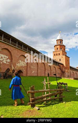 VELIKY NOWGOROD, RUSSLAND - AUGUST 12,2016. Kokui Turm des Weliki Nowgorod Kreml und Mann in mittelalterlichen Kleidern in Veliki Nowgorod, Russland gekleidet Stockfoto