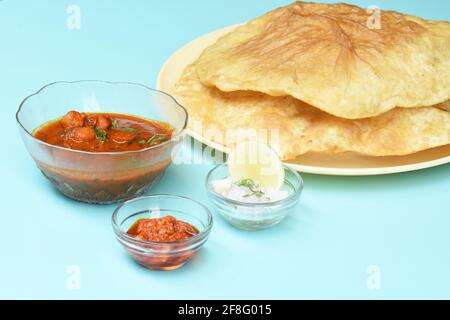 Indische Gericht scharfe Chick Peas Curry Chole Bhatura und Chana Masala oder Chole oder Kichererbsen Masala Curry, traditionelle Nord gebraten puri oder Fladenbrot, Stockfoto