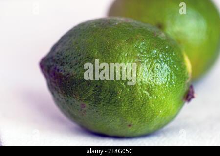 Kalk, isoliert auf weißem Hintergrund Stockfoto