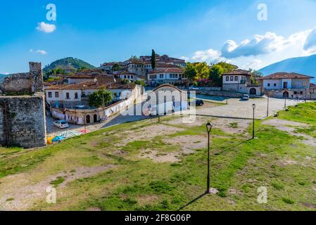 Schmale Straße im Inneren der Burg Berat in Albanien Stockfoto