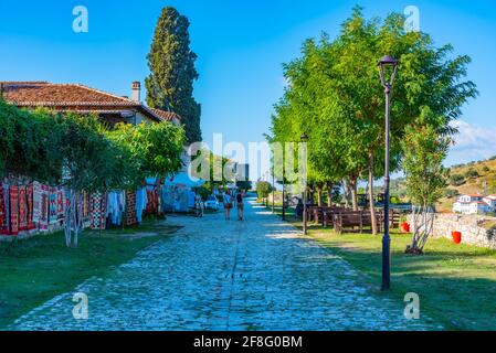 Schmale Straße im Inneren der Burg Berat in Albanien Stockfoto