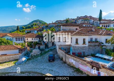 Schmale Straße im Inneren der Burg Berat in Albanien Stockfoto