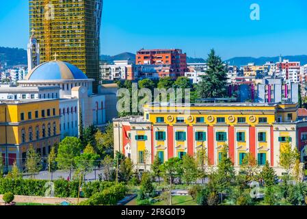 Luftaufnahme der Auferstehung christi orthodoxe Kathedrale und Ministerium für Energie und Industrie in Tirana, Albanien Stockfoto