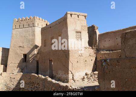 Die Überreste einer alten Festung in der Stadt Jalan Bani Ben Ali. Ash Sharqiyah South Governorate, Oman. Stockfoto