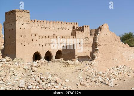 Die Überreste einer alten Festung in der Stadt Jalan Bani Ben Ali. Ash Sharqiyah South Governorate, Oman. Stockfoto