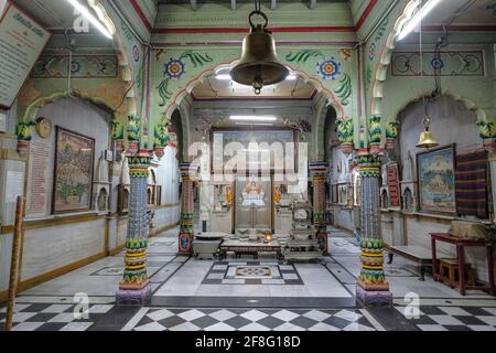 Indore, Indien - 2021. März: Detail des Inneren des Jain Shwetamber Tempels am 12. März 2021 in Indore, Madhya Pradesh, Indien. Stockfoto