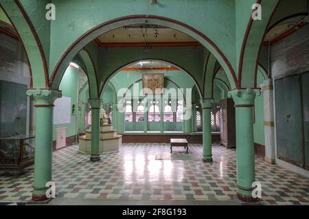 Indore, Indien - 2021. März: Detail des Inneren des Jain Shwetamber Tempels am 12. März 2021 in Indore, Madhya Pradesh, Indien. Stockfoto