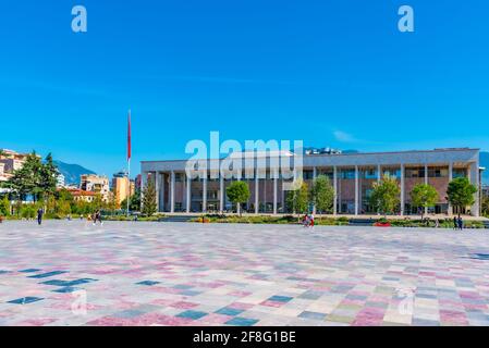 Blick auf den Kulturpalast auf dem Skanderbeg-Platz in Tirana, Albanien Stockfoto