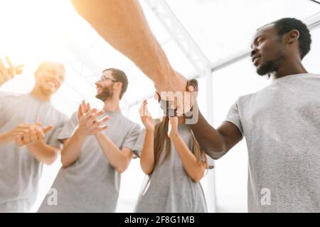 Nahaufnahme. Zwei junge Gegner schütteln die Hände. Stockfoto