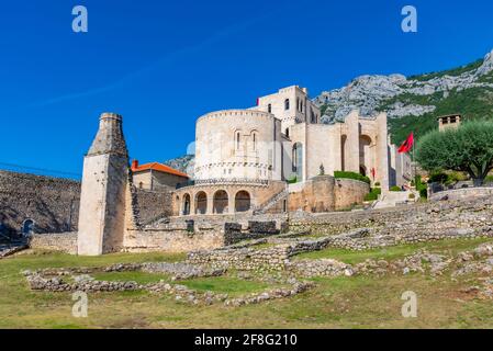 Ruinen der Fatih Sultan Mehmet Moschee auf dem Gelände von Kruja Schloss in Albanien Stockfoto