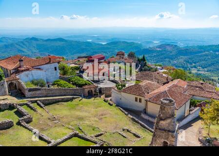 Luftaufnahme der Ruinen von Fatih Sultan Mehmet Moschee an Das Gelände der Burg Kruja in Albanien Stockfoto