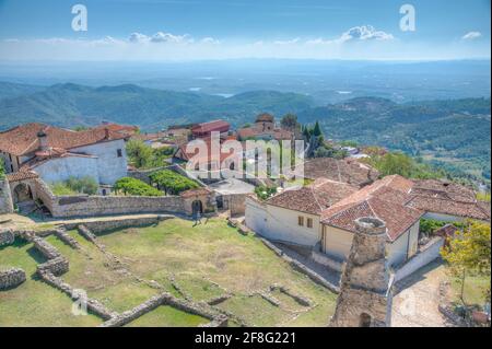 Luftaufnahme der Ruinen von Fatih Sultan Mehmet Moschee an Das Gelände der Burg Kruja in Albanien Stockfoto