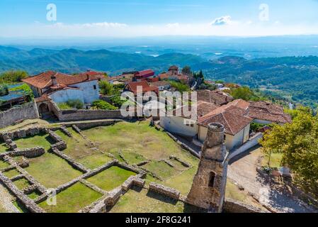 Luftaufnahme der Ruinen von Fatih Sultan Mehmet Moschee an Das Gelände der Burg Kruja in Albanien Stockfoto